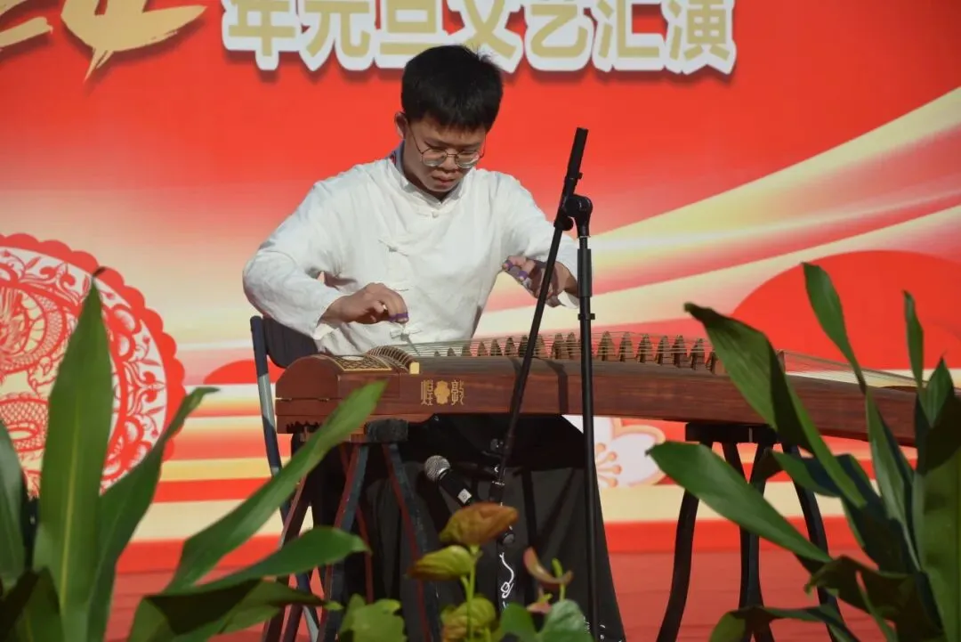 学生们在舞台上演奏乐器,技艺精湛