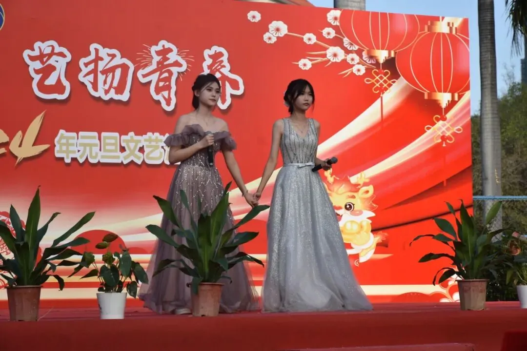 学生们在舞台上演唱歌曲,充满青春活力