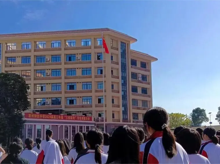 另一角度的观众席,气氛热烈