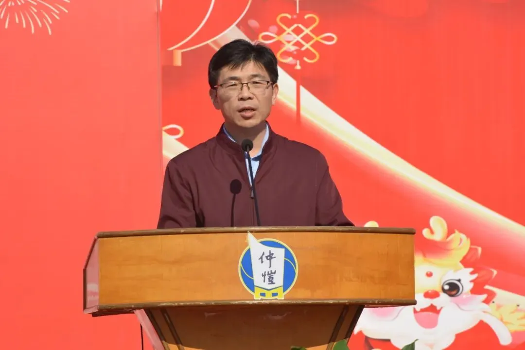 学生们身着校服,精神抖擞地参加升旗仪式