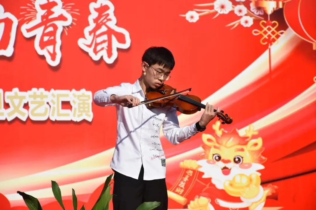 学生们在舞台上谢幕,接受观众的掌声