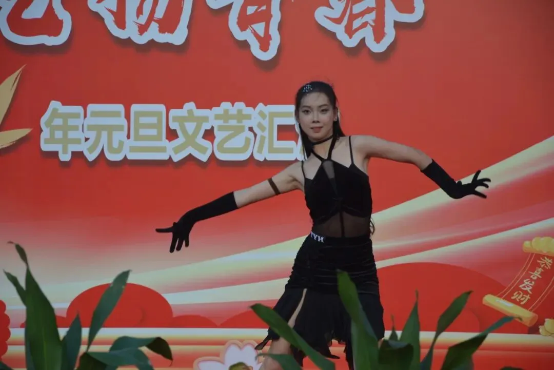 身着汉服的学生们在舞台上表演,展现中华传统文化之美
