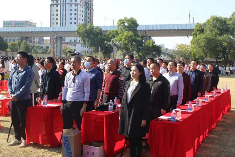 学生们在舞台上表演,充满活力与激情