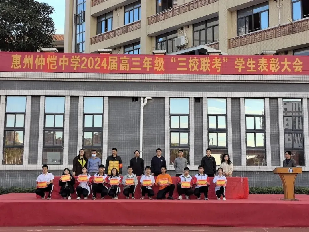 获奖学生与领导合影