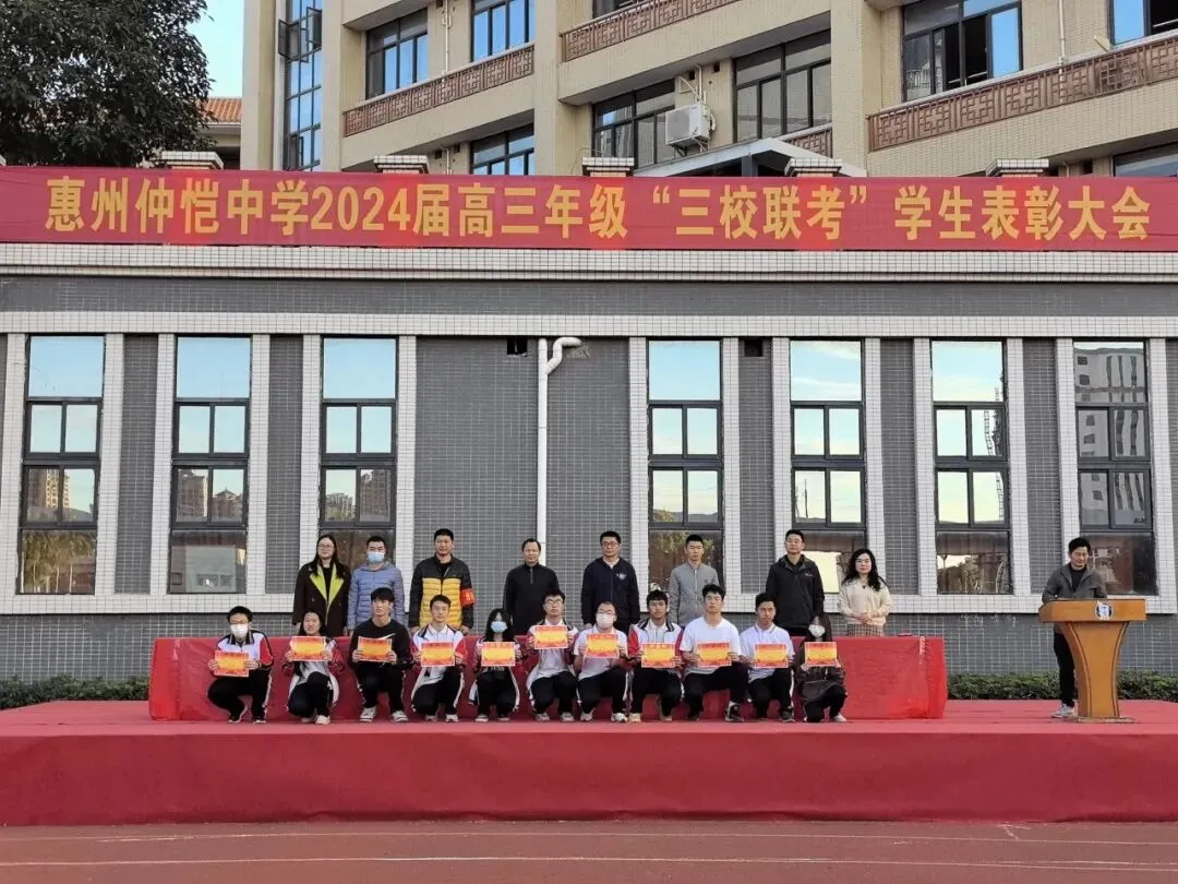 领导为获奖学生颁奖