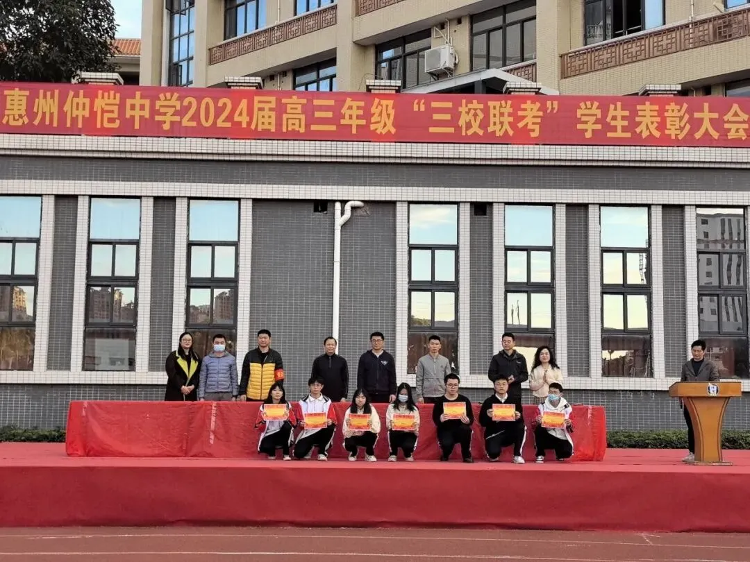 获奖学生代表合影