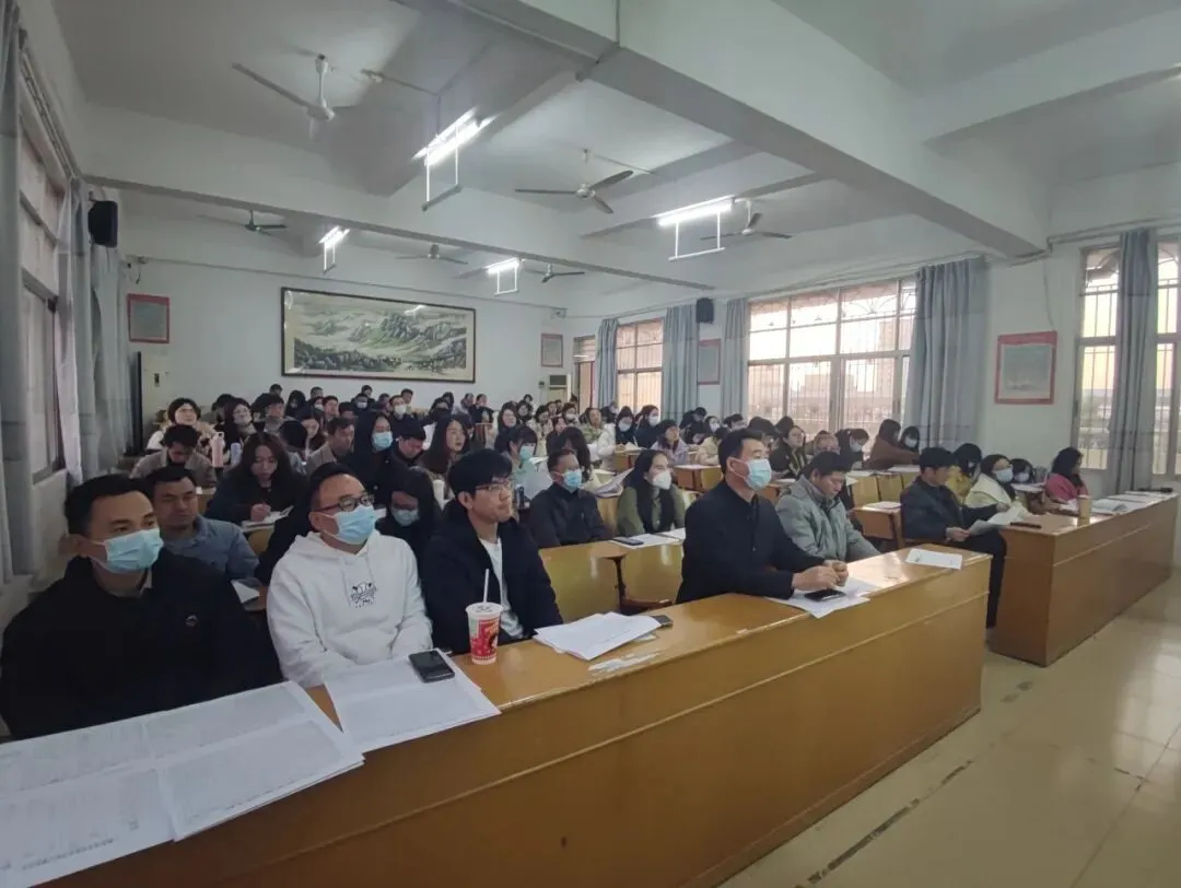 教师们认真聆听