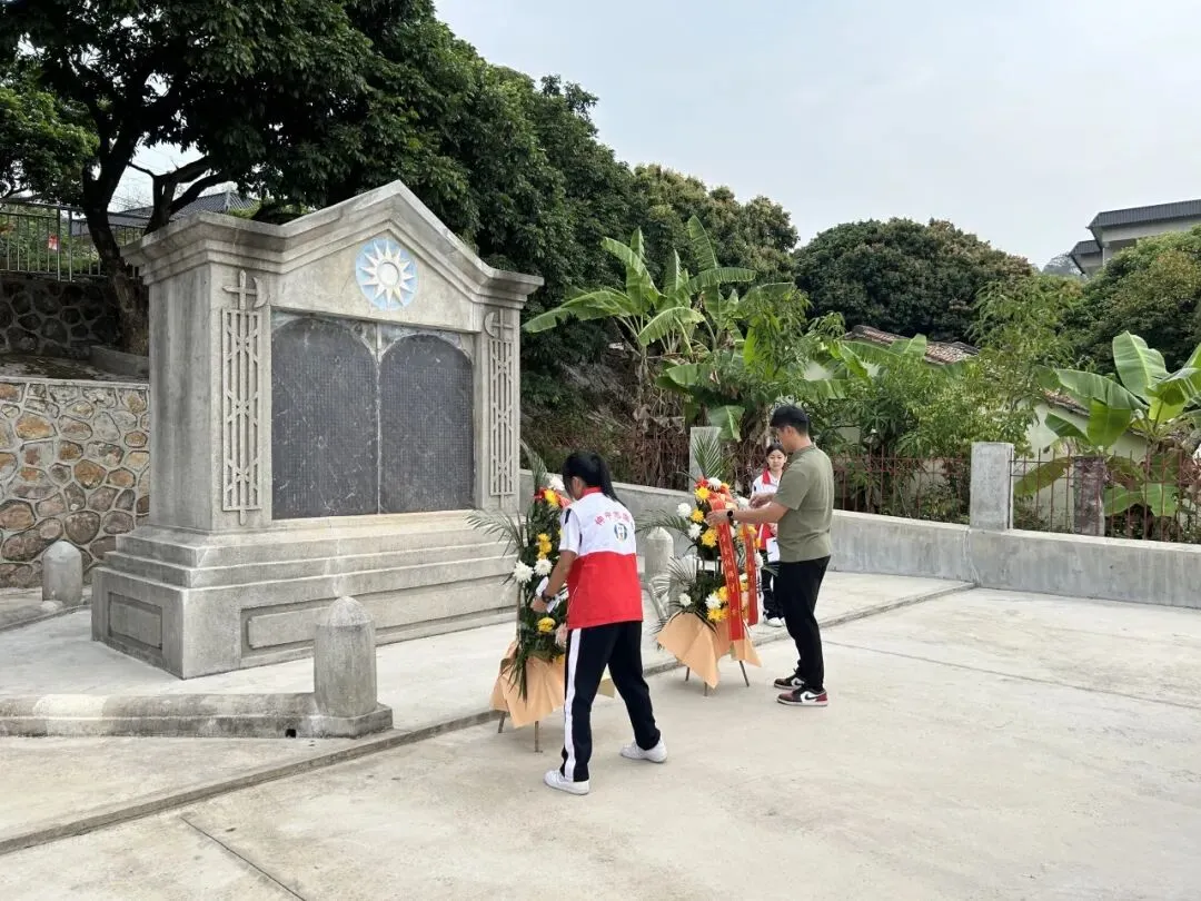 学生代表徐芷馨同学在衣冠冢前发言
