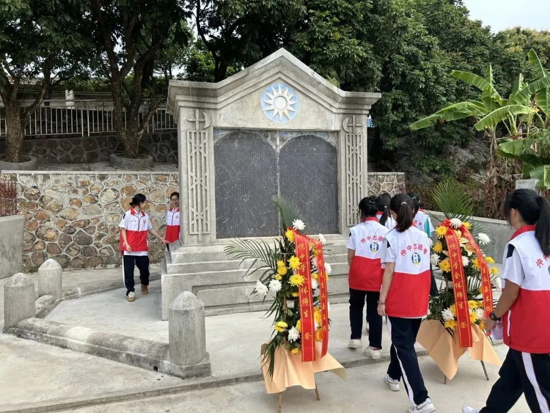 活动结束后师生合影留念