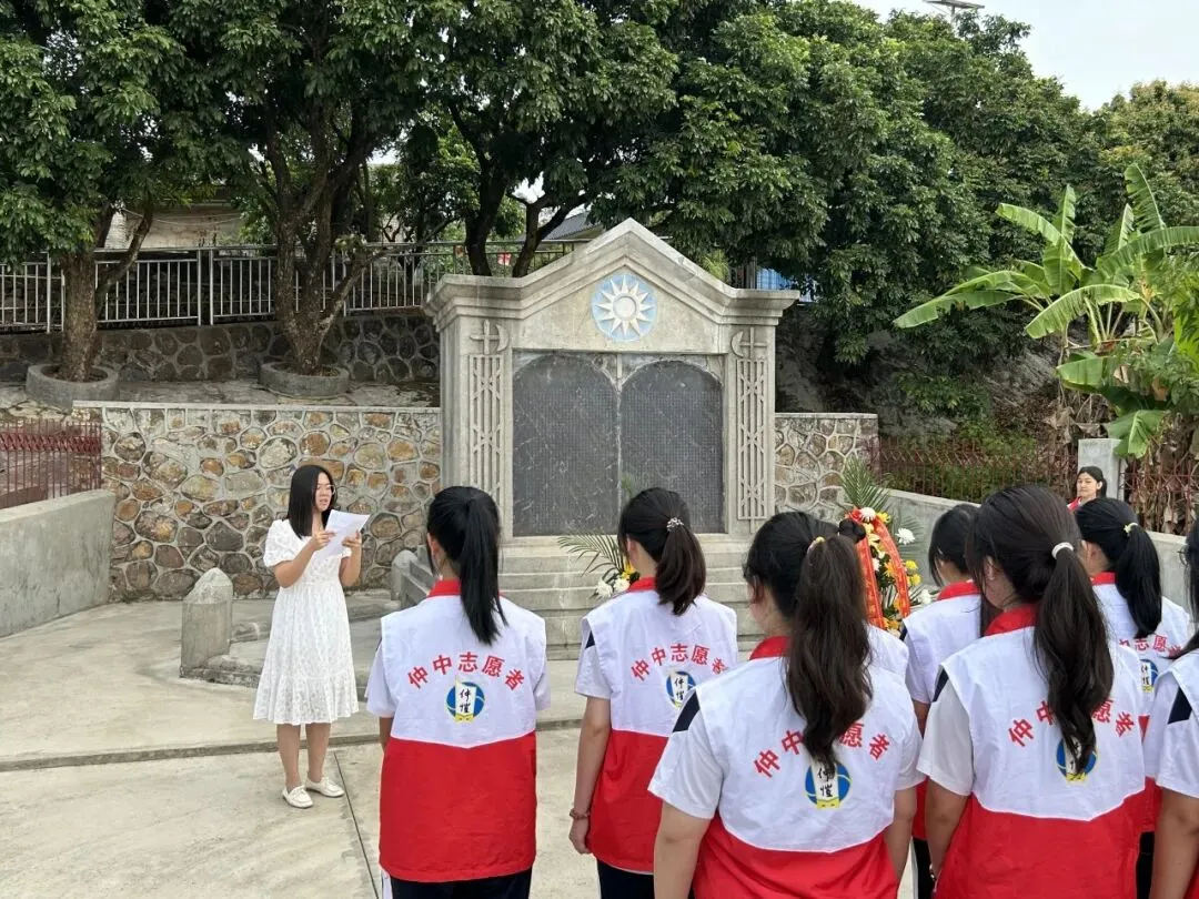 钟道传老师带领学生代表宣誓