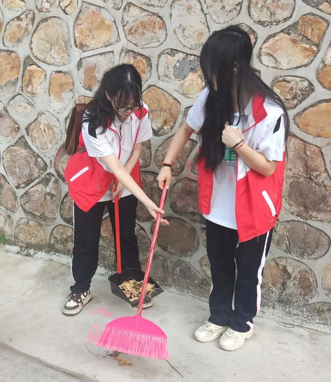 师生代表们在衣冠冢前肃立默哀