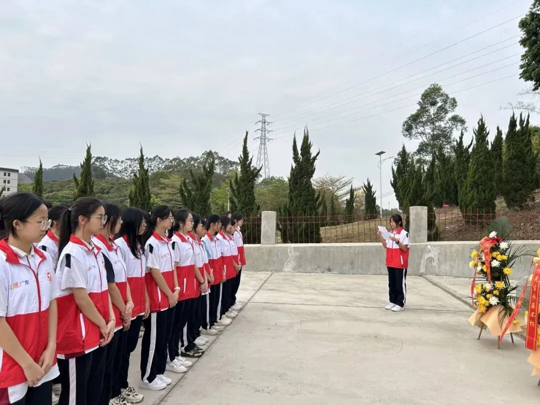 全体师生代表绕行衣冠冢一圈，寄托哀思