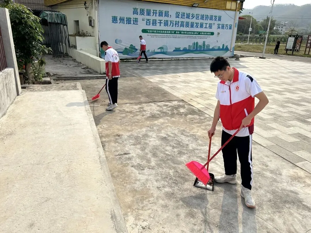 学生志愿者们在衣冠冢前进行打扫