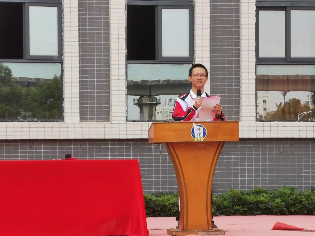 惠州仲恺中学高一年级月考表彰会现场,学生们接受表彰