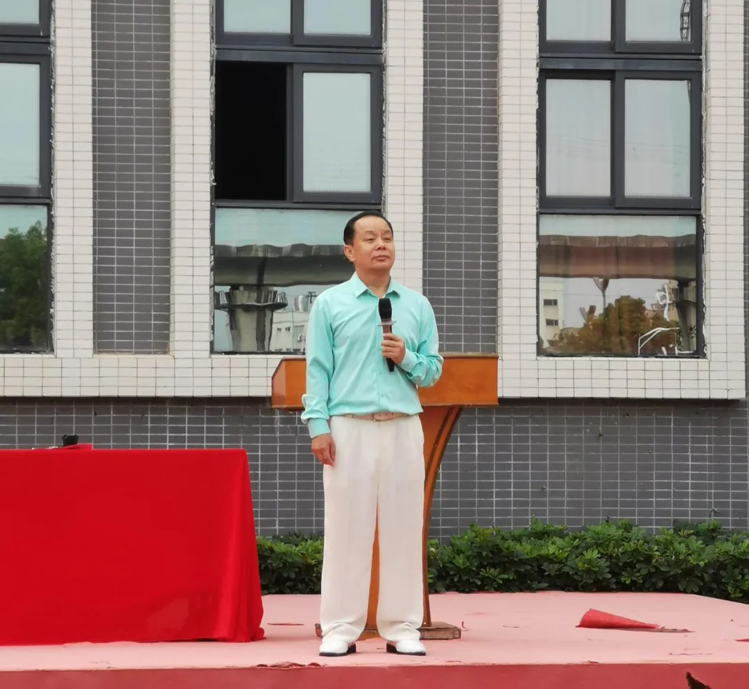 惠州仲恺中学高一年级学生代表刘卓熙发言分享学习经验