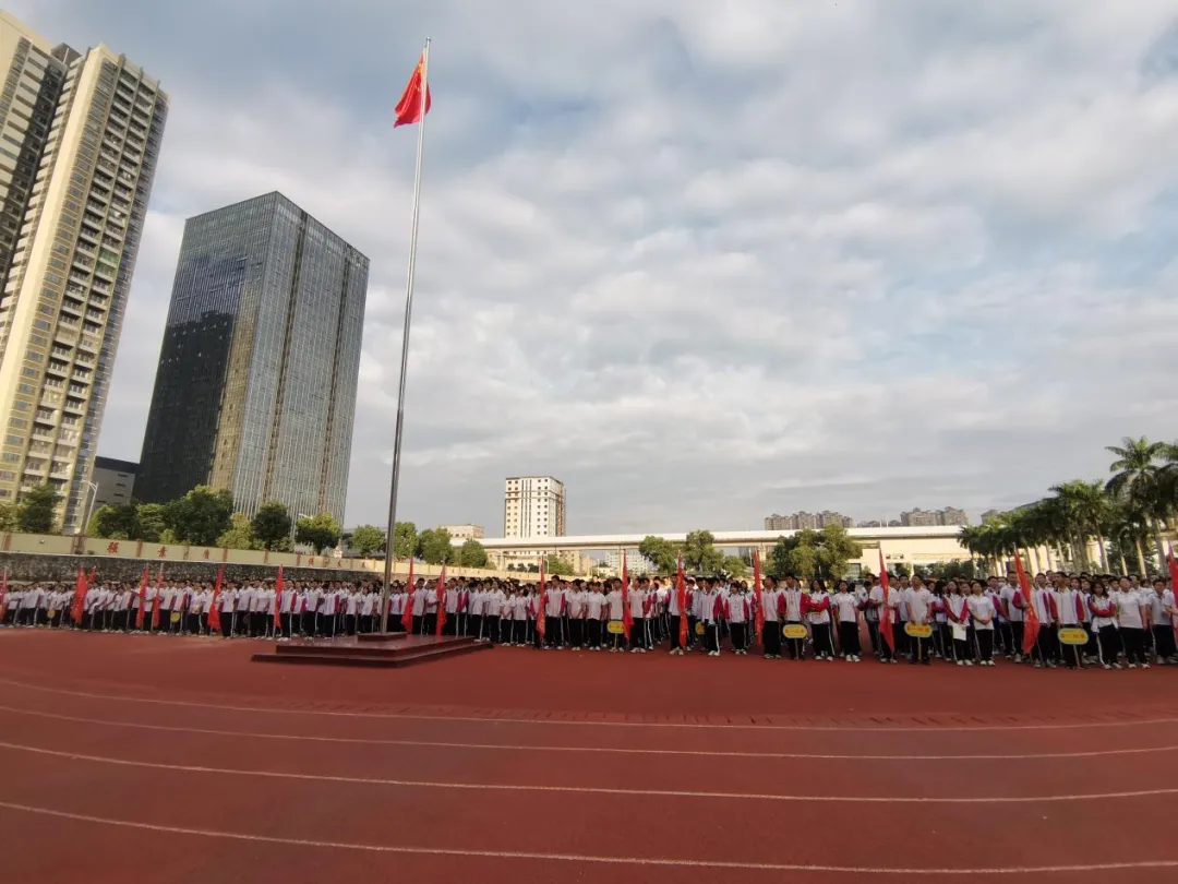 庄严的国歌声中,惠州仲恺中学高一年级十月月考表彰会正式开始