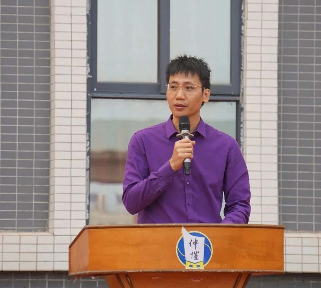 学生们认真聆听表彰名单