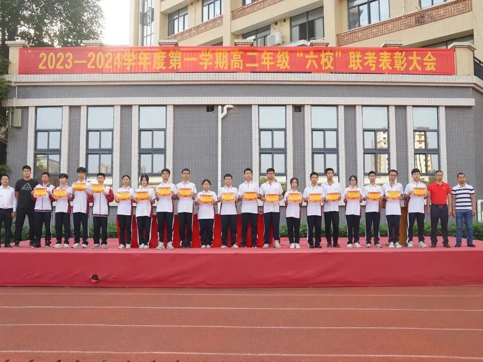 获奖学生们合影留念