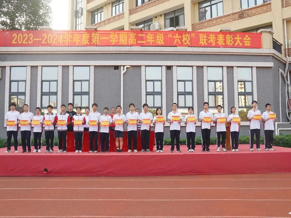 获奖学生们手捧奖状,笑容灿烂