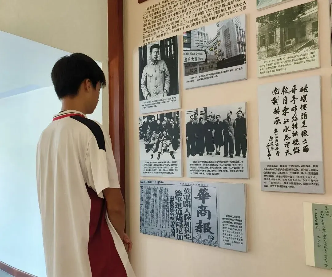 学生们在陈列室前合影留念