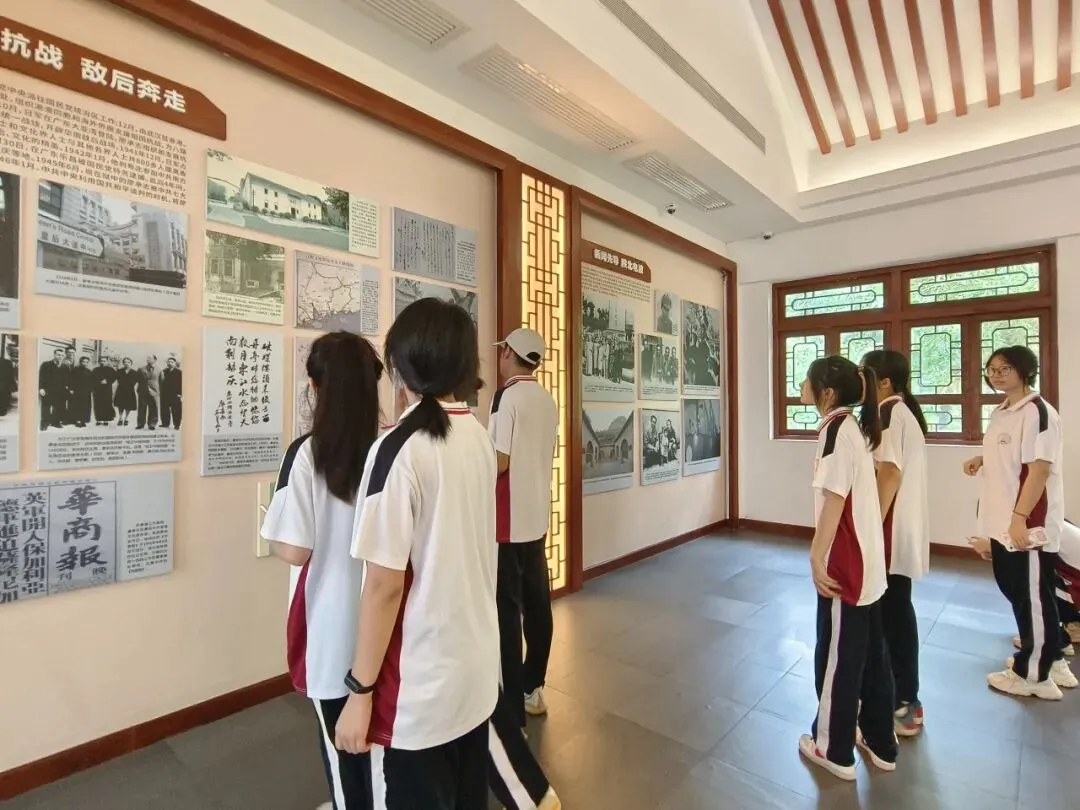 学生们驻足观看廖承志同志的珍贵影像资料
