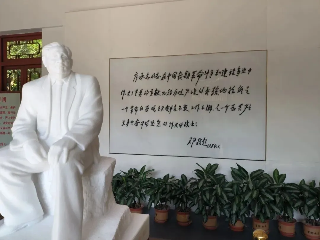 学生们在陈列室内认真参观学习