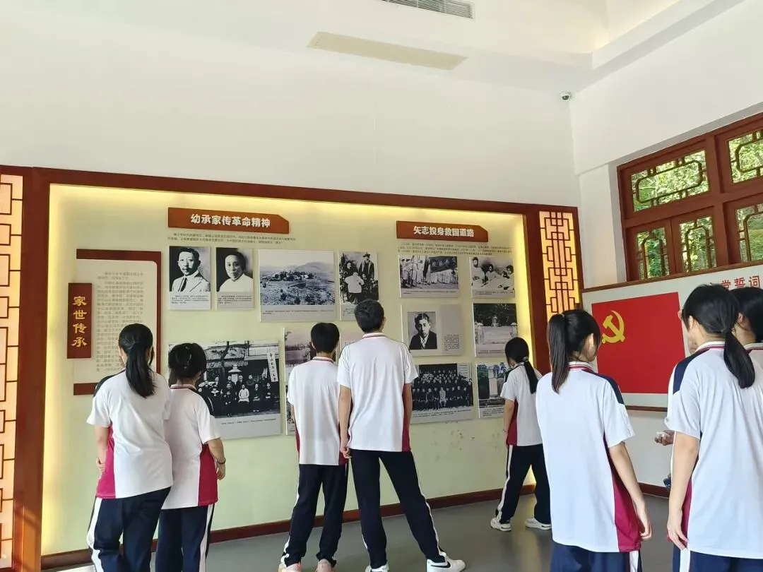 陈列室中记录廖承志同志革命生涯的文字资料