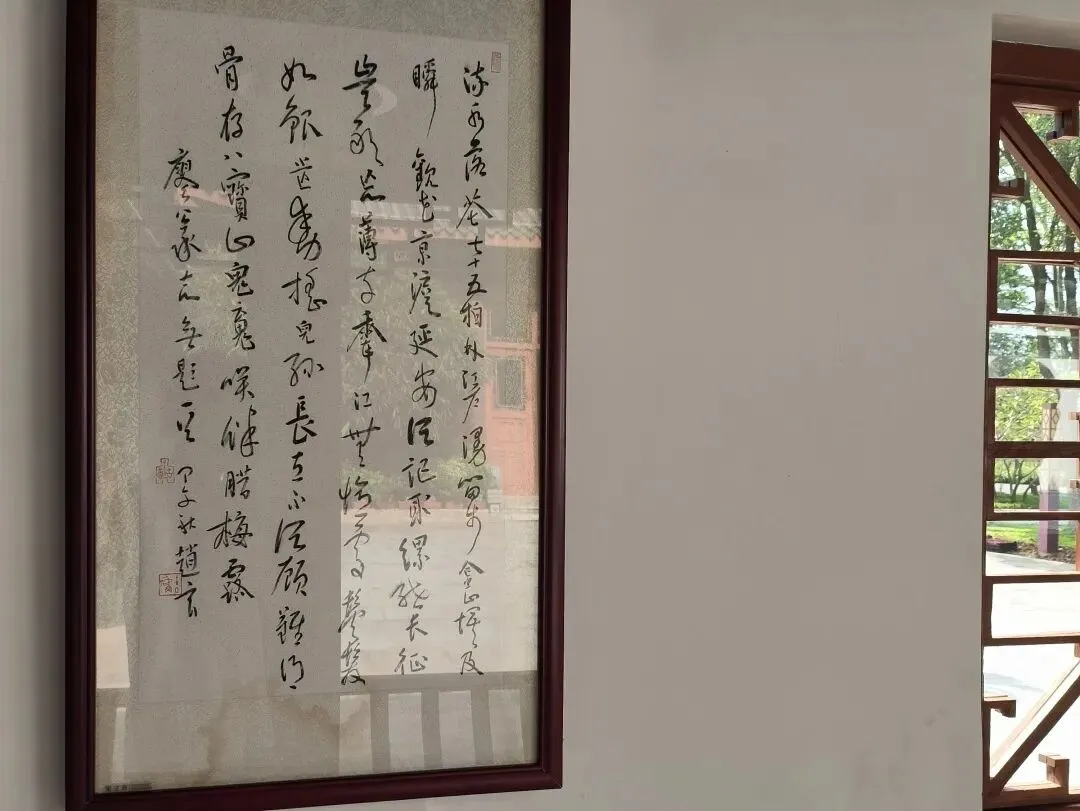 展厅内展示的廖承志同志生平事迹照片