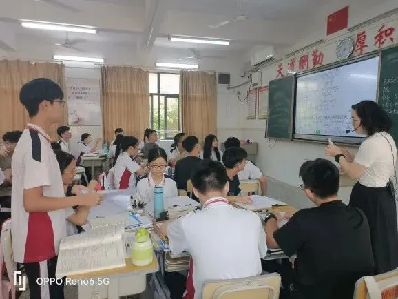 课堂互动场景