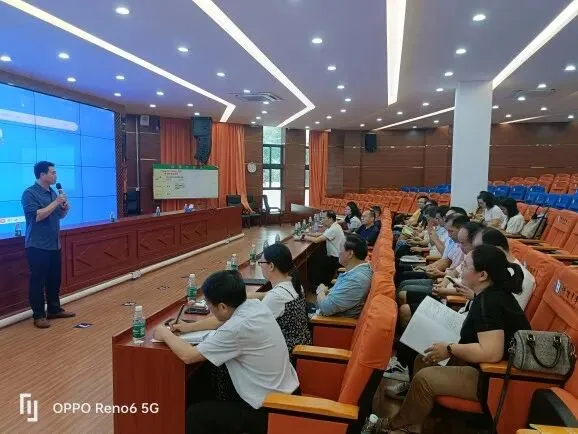 化学科组李思思老师进行小组合作学习说课