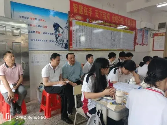 小组合作学习的课堂场景