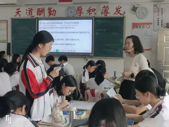 学生积极参与小组讨论