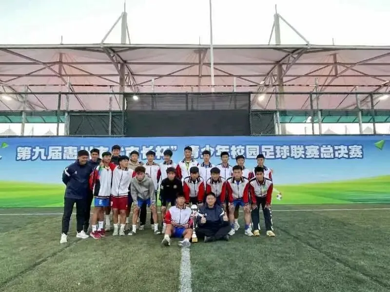 仲恺中学男子足球队在“市长杯”比赛中拼抢激烈