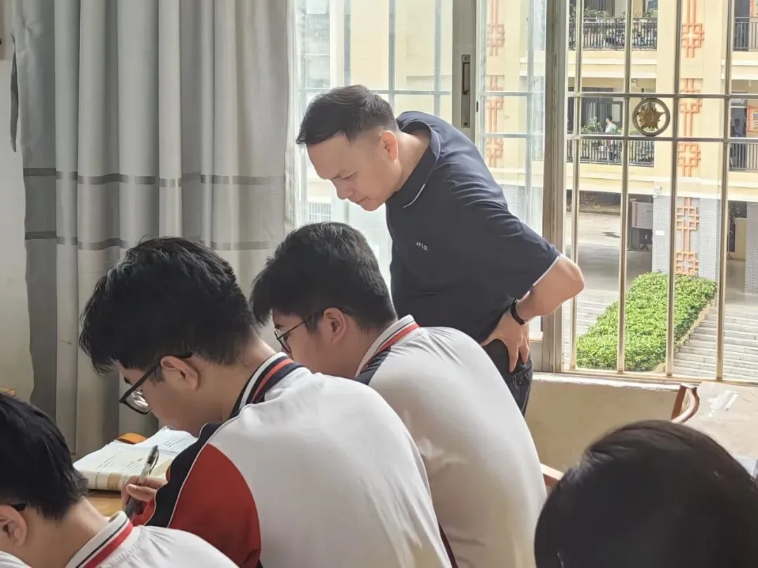 易文辉副校长关注学生学习情况