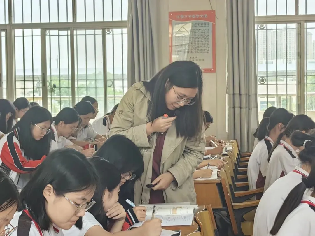 学生在小组讨论中交流学习