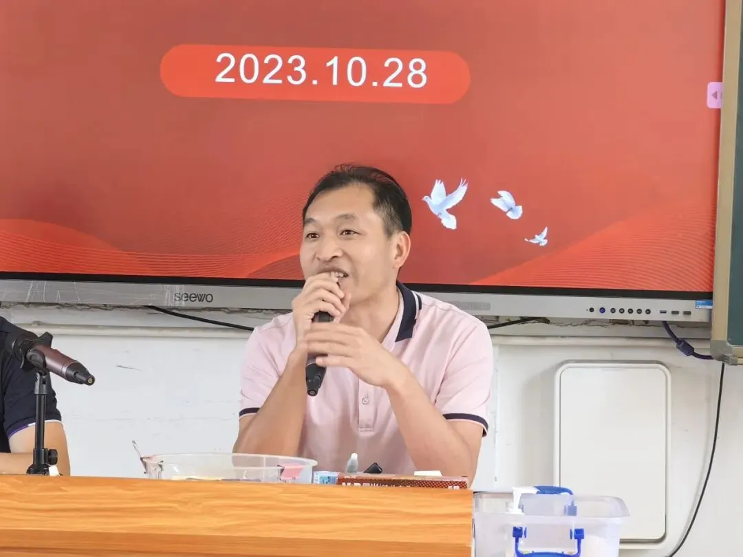 教师们认真聆听科组长发言