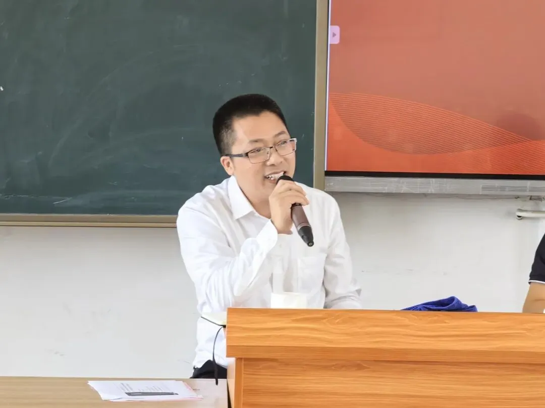 阳俭龙副主任介绍学校情况