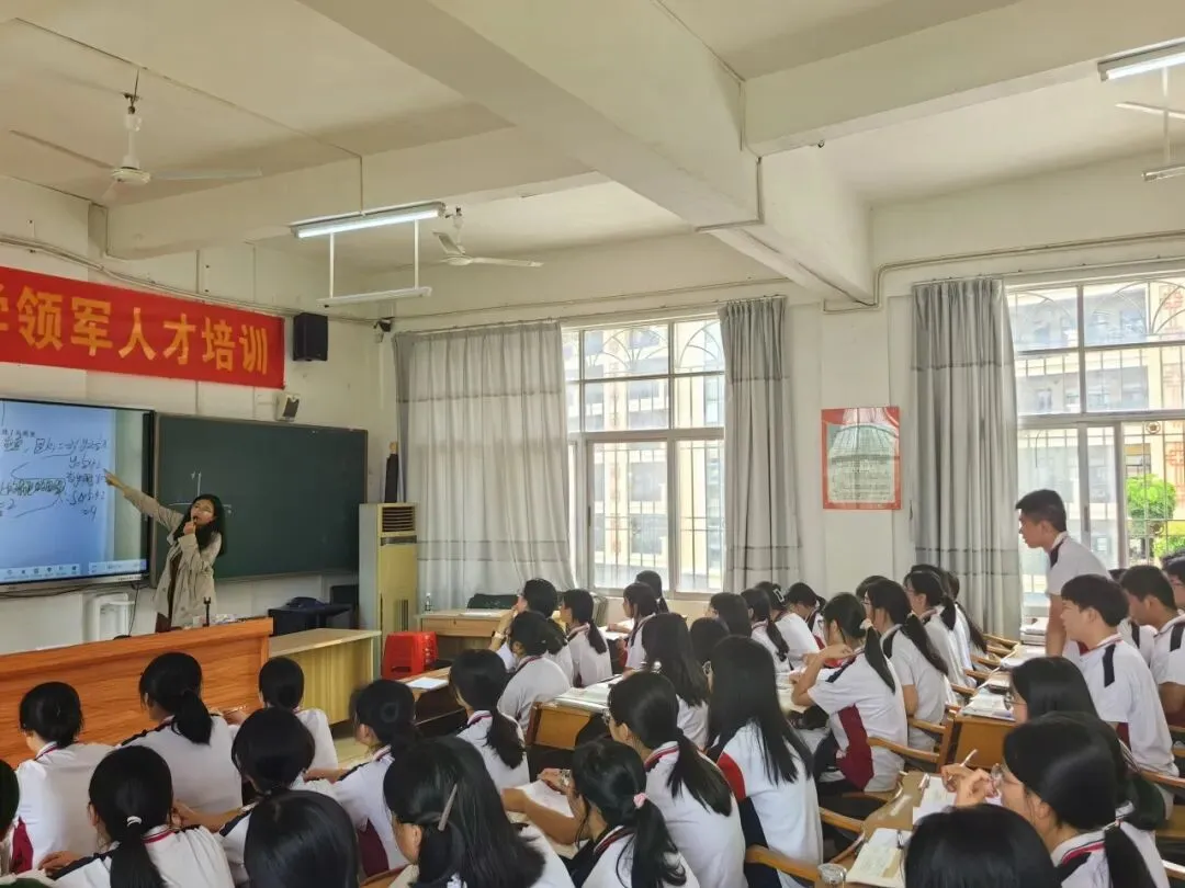 邓燕怡老师耐心解答学生疑问