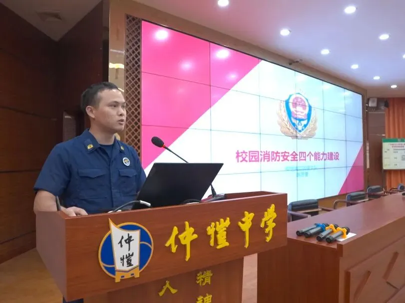 师生沿着指定的疏散路线迅速撤离