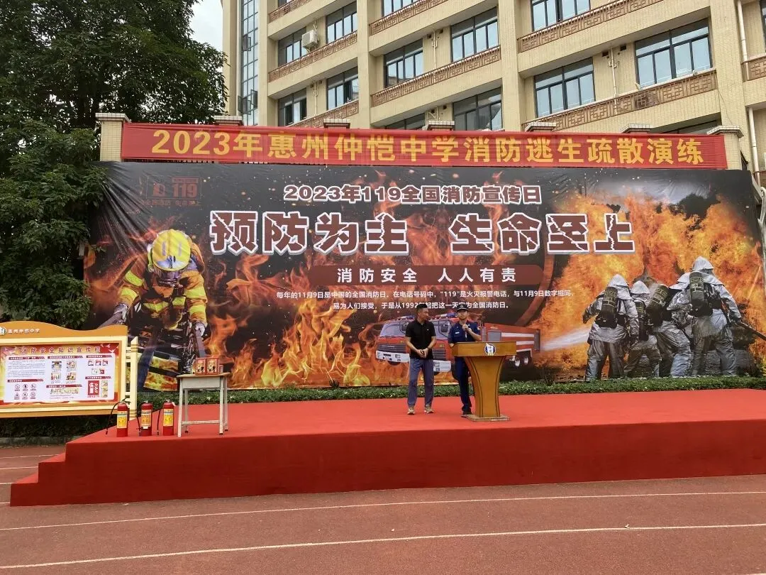 师生们认真聆听总结发言