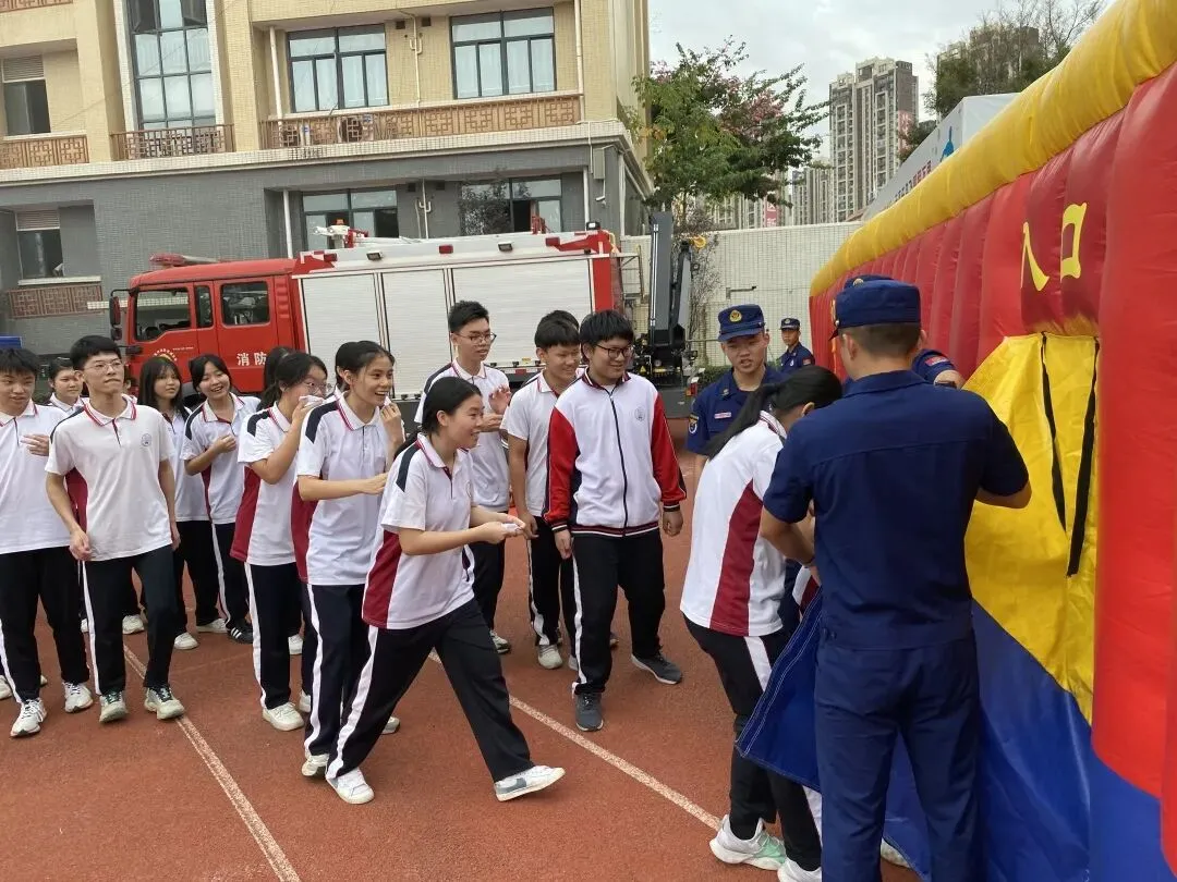 学生代表、教师、宿管等参与灭火器实操