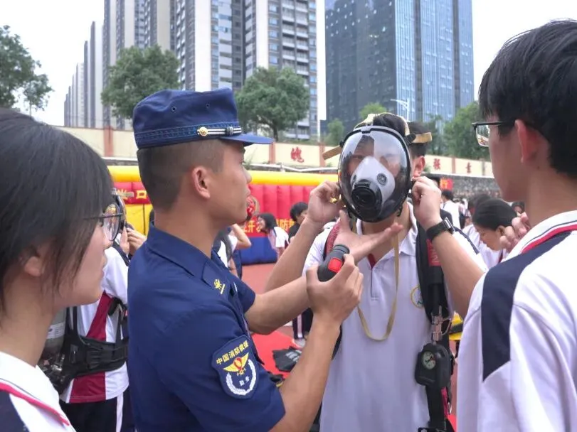 师生们认真学习消防安全知识
