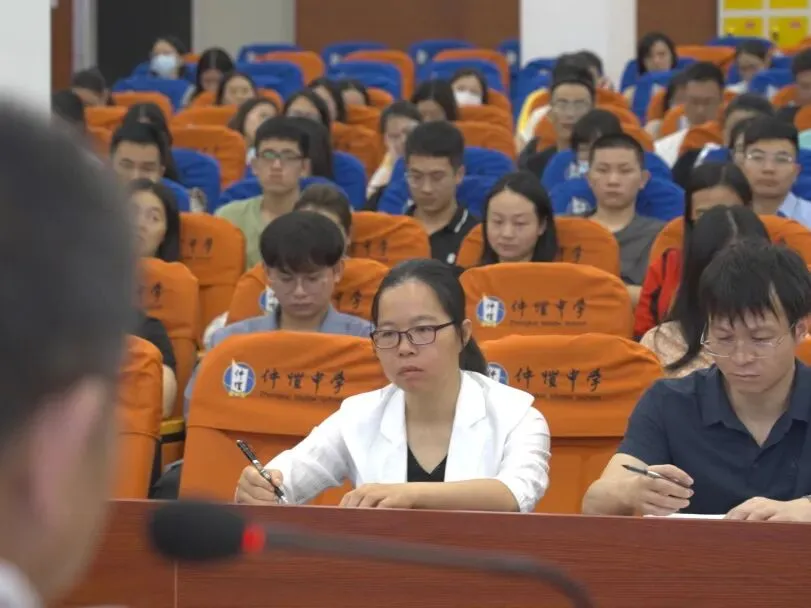 仲恺中学师生认真参与消防安全教育活动