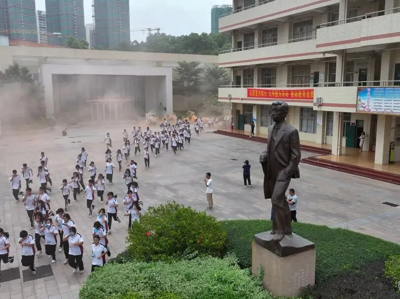班主任在疏散过程中密切关注学生情况