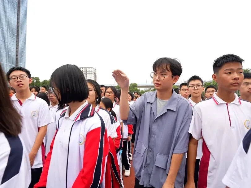 班主任向年级主任汇报学生人数