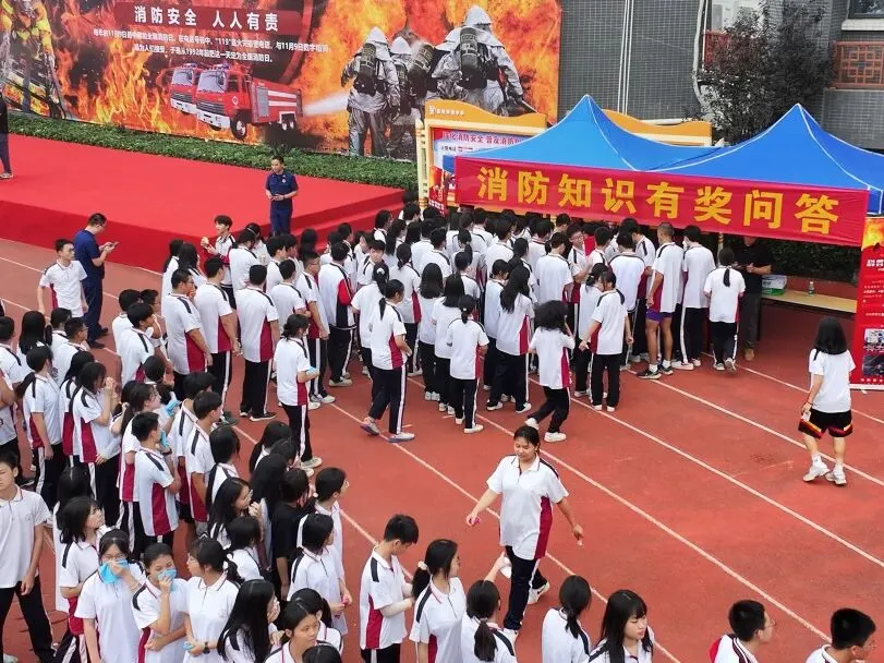 消防员示范呼吸器的正确佩戴和使用
