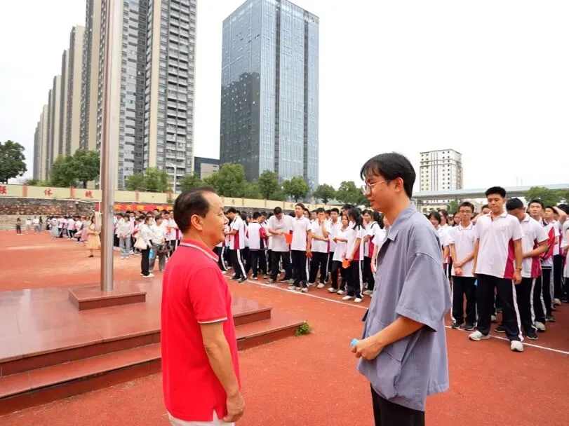 年级主任向总指挥汇报演练情况