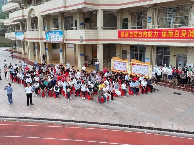 全体师生安全抵达集合地点——运动场