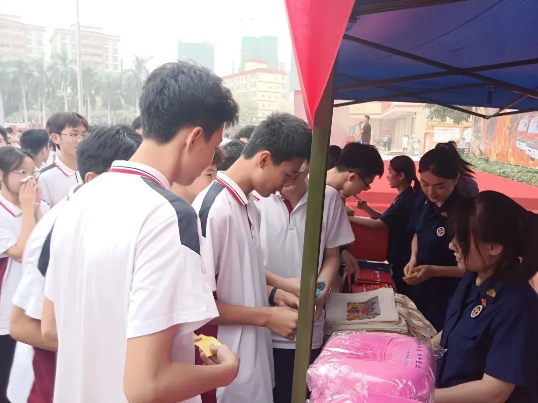 参与者认真学习干粉灭火器的使用方法