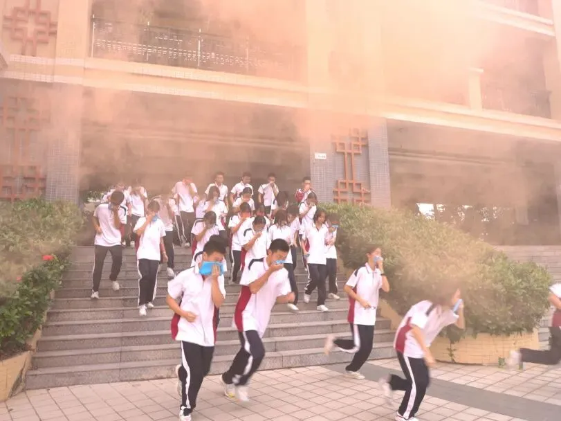 学生们互相搀扶,确保安全